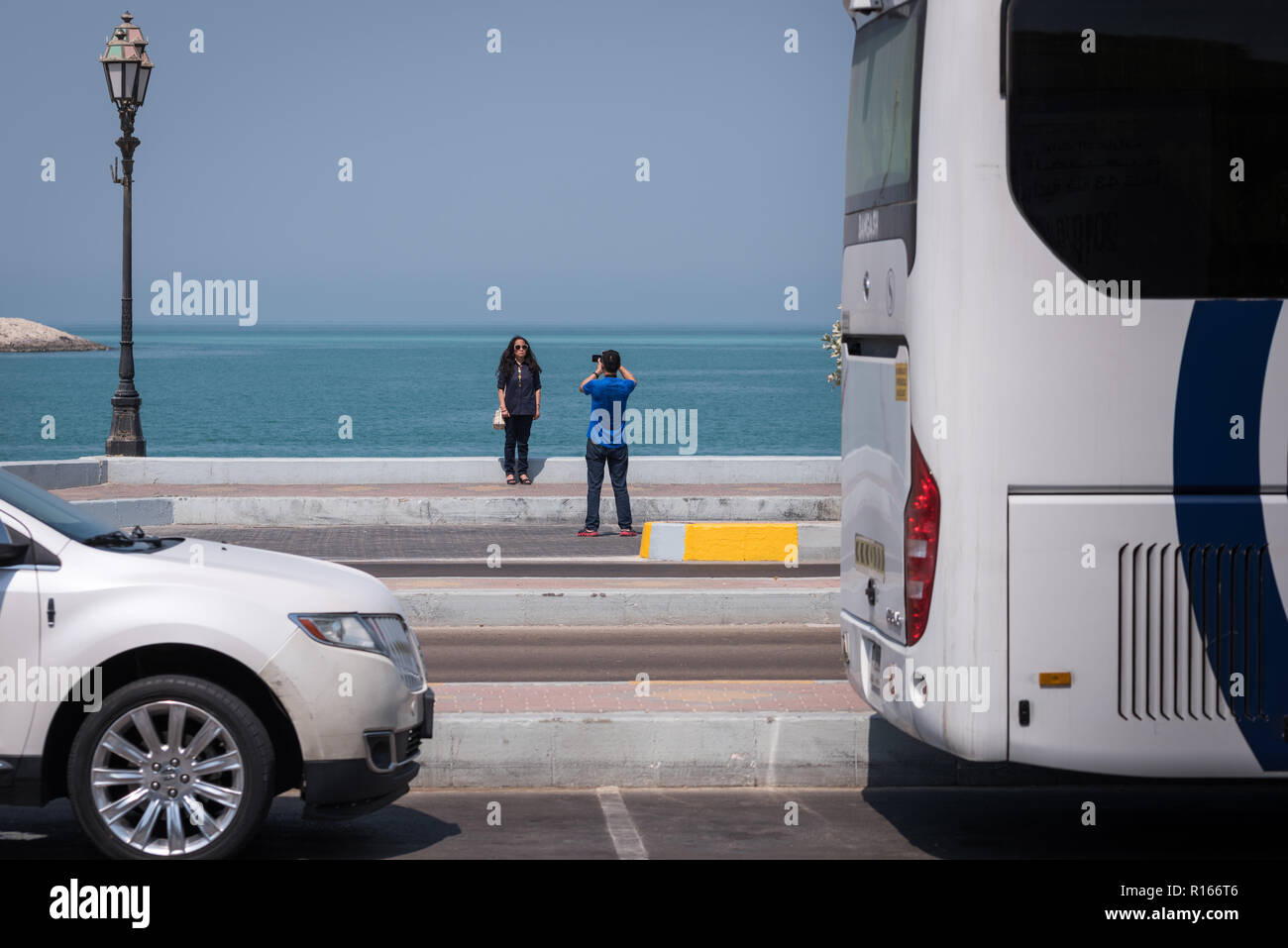 Eine asiatische Paar Fotos nehmen an der Corniche von Abu Dhabi Stockfoto