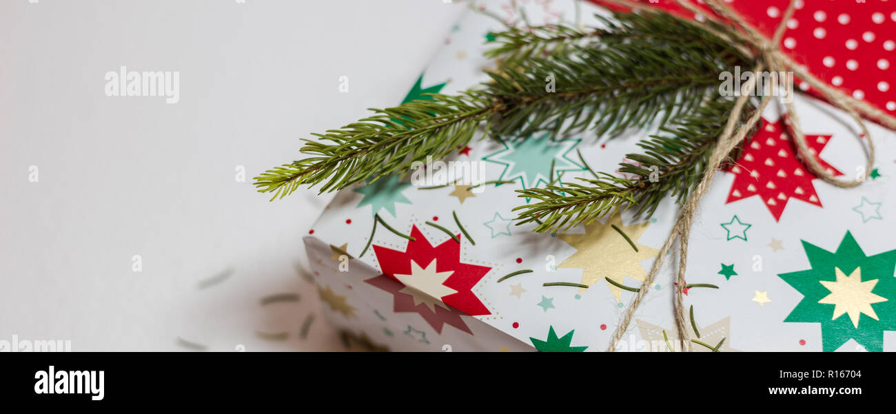 Geschenkbox und Tannenbaum auf weißem Hintergrund mit leeren Raum isoliert für Text. Weihnachten und Neujahr Urlaub Hintergrund Stockfoto