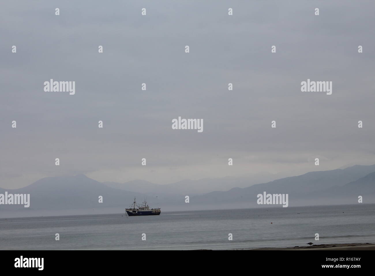 Weit entfernten Schiff, mit Nebel und Inseln im Hintergrund. Die Serena Chile. Stockfoto