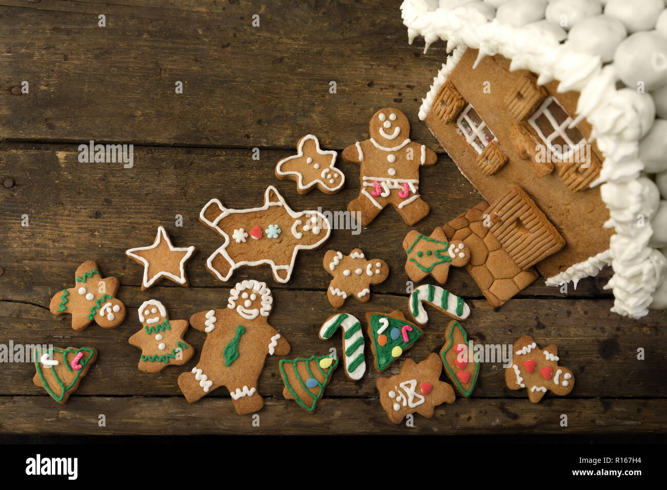 Sortiment von Lebkuchen cookies auf einem rustikalen Holztisch Stockfoto