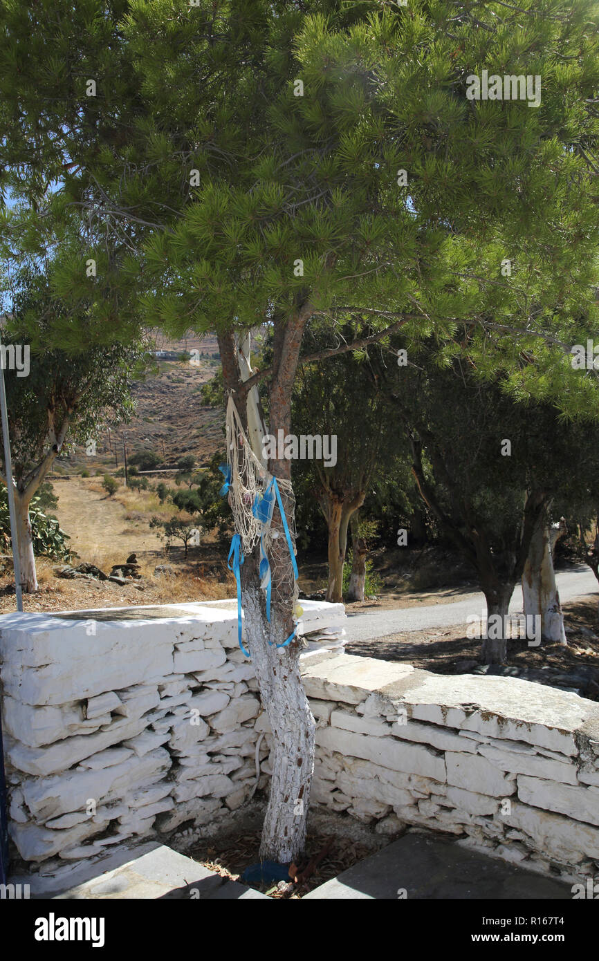 Kea Insel Griechenland Otzias Agios Irini Saint Sozon Kirche Baum mit einem Fischernetz und Jakobsmuscheln Stockfoto