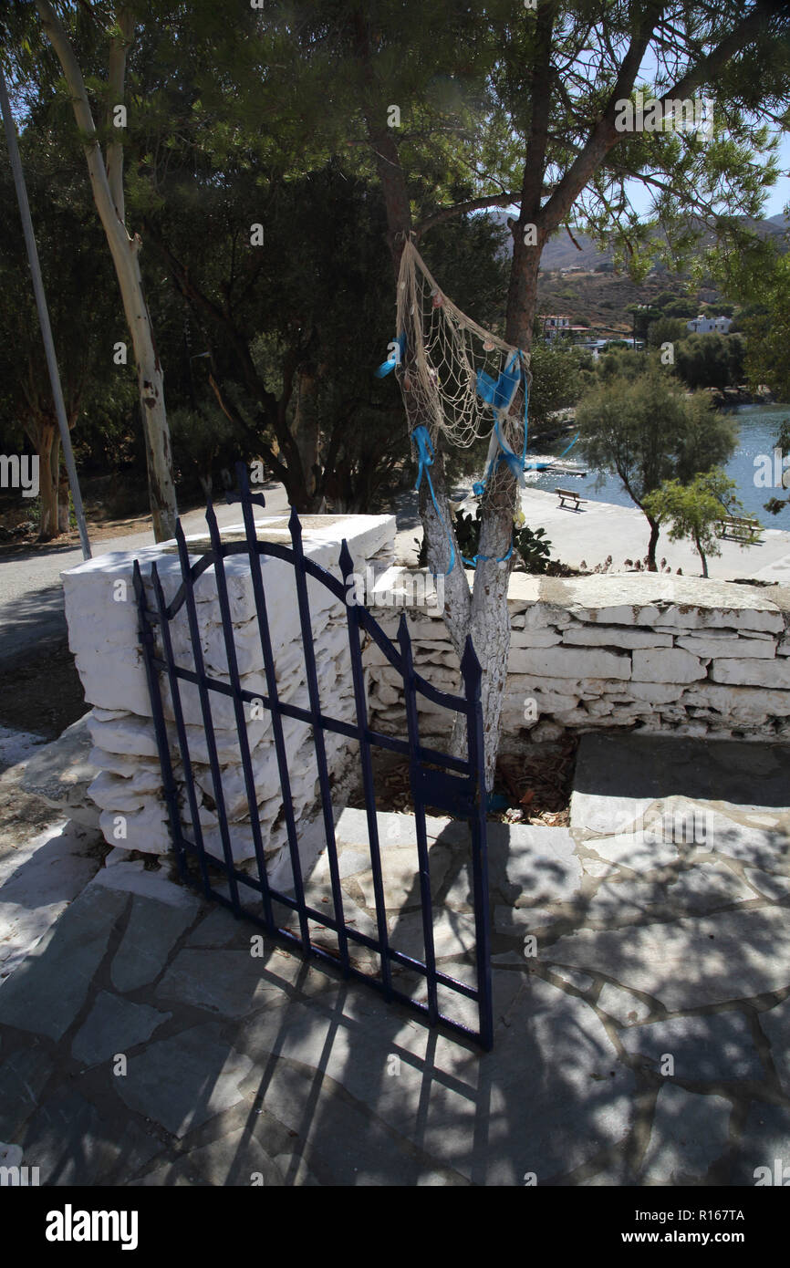Kea Insel Griechenland Otzias Agios Irini Saint Sozon Kirche Baum mit einem Fischernetz und Jakobsmuscheln Stockfoto