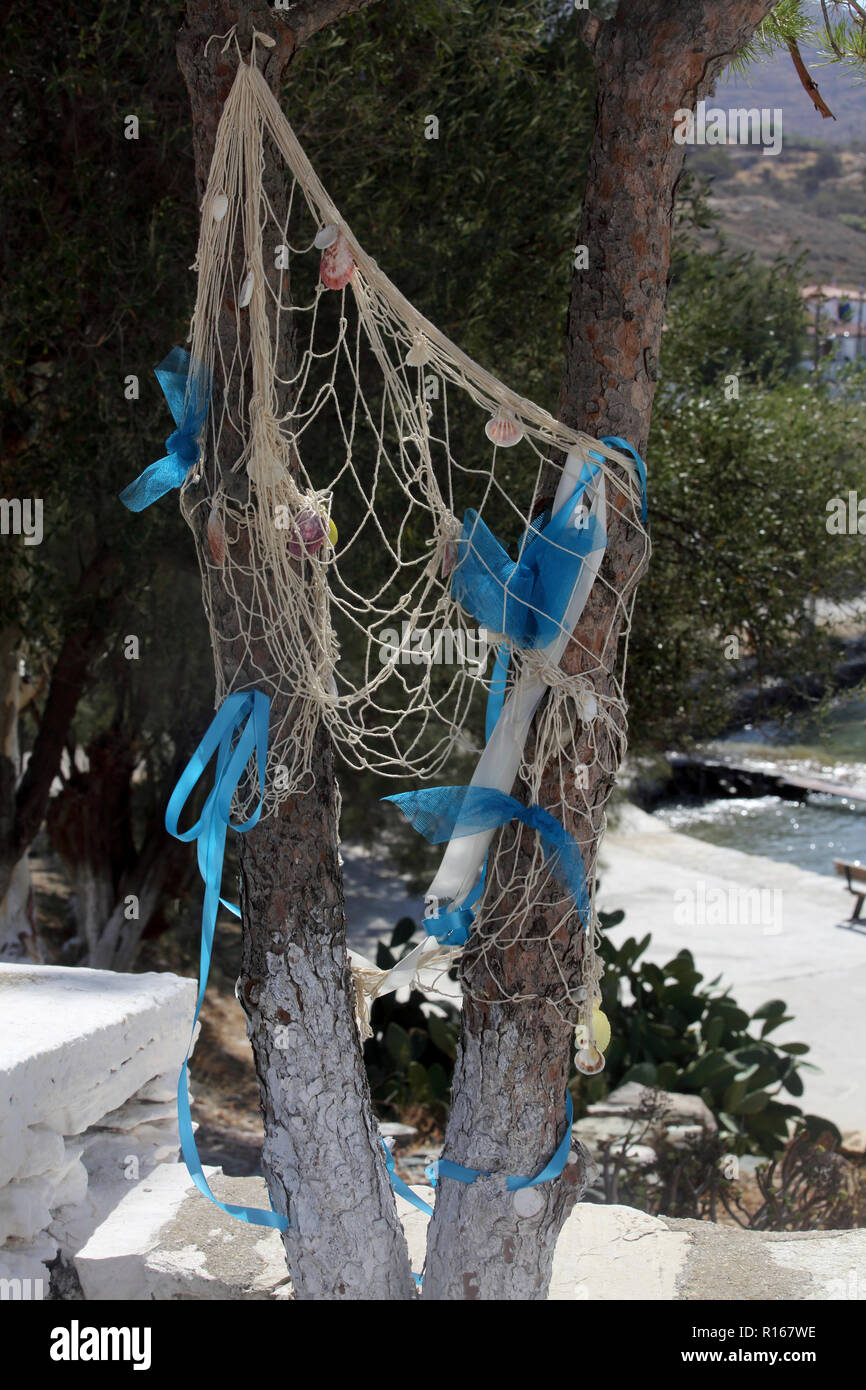 Kea Insel Griechenland Agios Irini Fischernetz mit Jakobsmuscheln hängt am Baum Stockfoto