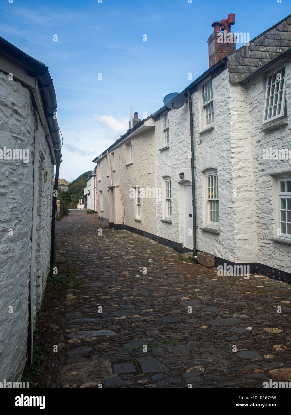 Die schönen gepflasterten Straßen und Cornish Cottages von Boscastle in Cornwall. Stockfoto