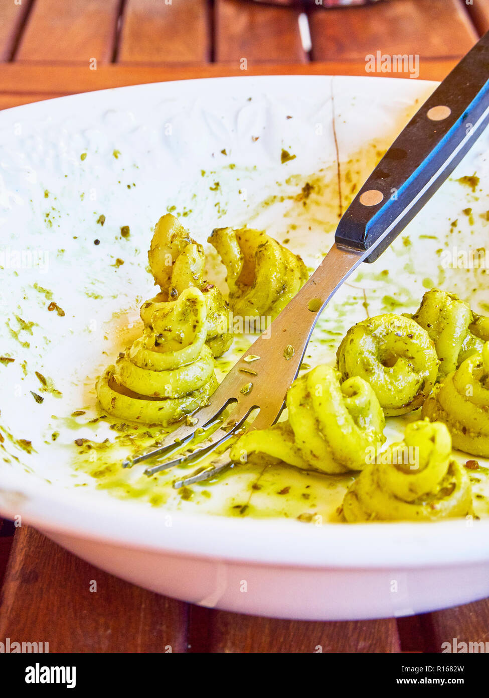 Trottole al Pesto, typische Pasta von Kampanien, auf einem urigen Trattoria Präsentation. Stockfoto