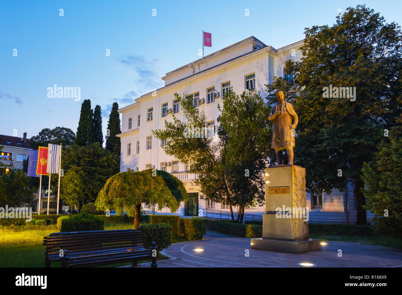 Denkmal für Freiheit Kämpfer und Dichter Marko Miljanov vor der City Administration, Podgorica, Montenegro Stockfoto