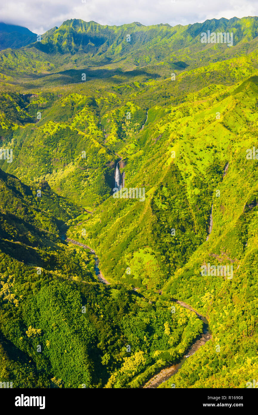 Antenne mit einem Wasserfall im Inneren von Kauai, Hawaii, USA Stockfoto