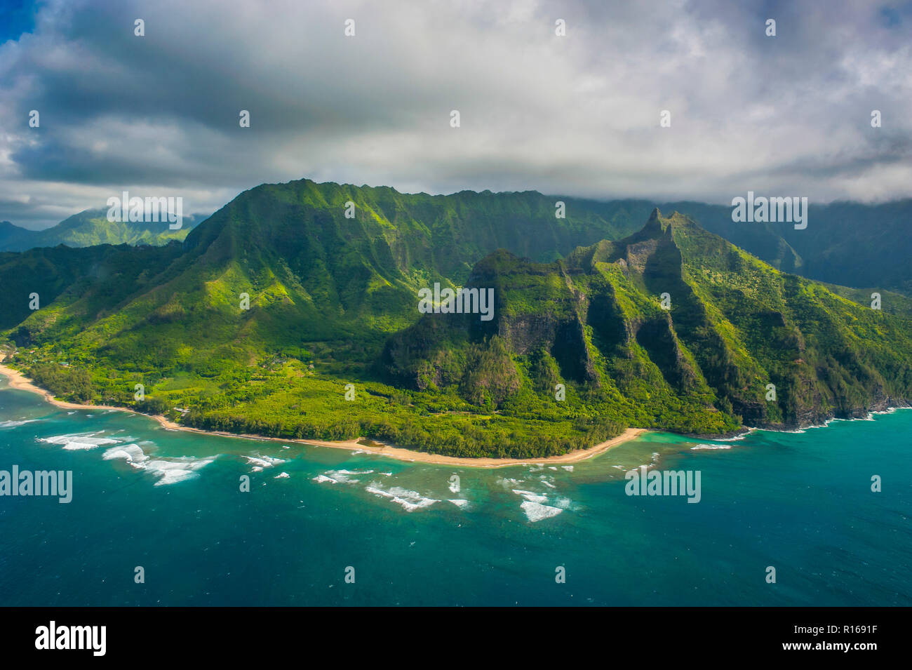 Antenne des Nā Pali Küste, Kauai, Hawaii, USA Stockfoto
