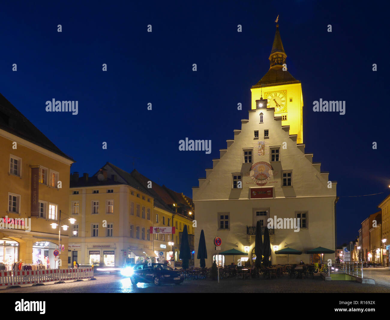 Deggendorf: Altes Rathaus am Marktplatz Luitpoldplatz in Niederbayern, Oberbayern, Bayern, Bayern, Deutschland Stockfoto
