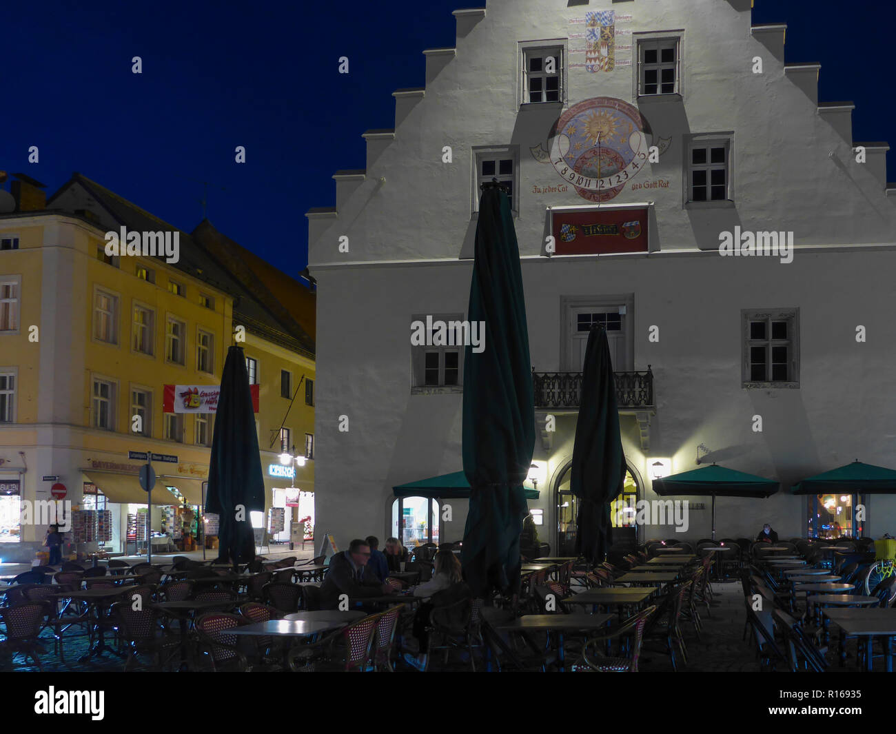 Deggendorf: Altes Rathaus am Marktplatz Luitpoldplatz in Niederbayern, Oberbayern, Bayern, Bayern, Deutschland Stockfoto