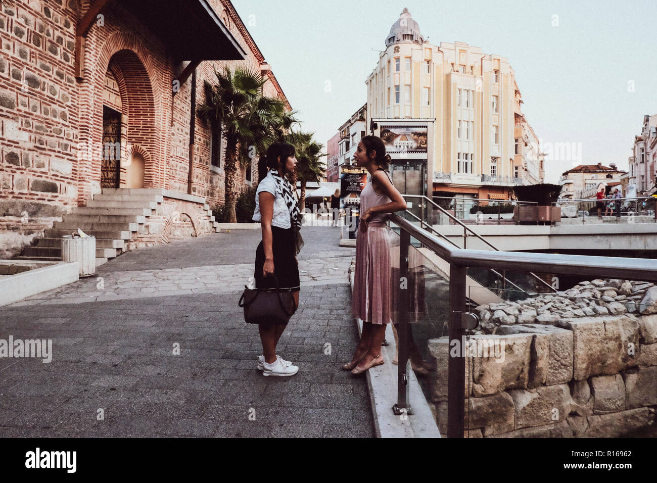 Plovdiv, Bulgarien, 3 August, 2018 - Mädchen im Gespräch in der Hauptstraße von Plovdiv, Bulgarien Stockfoto