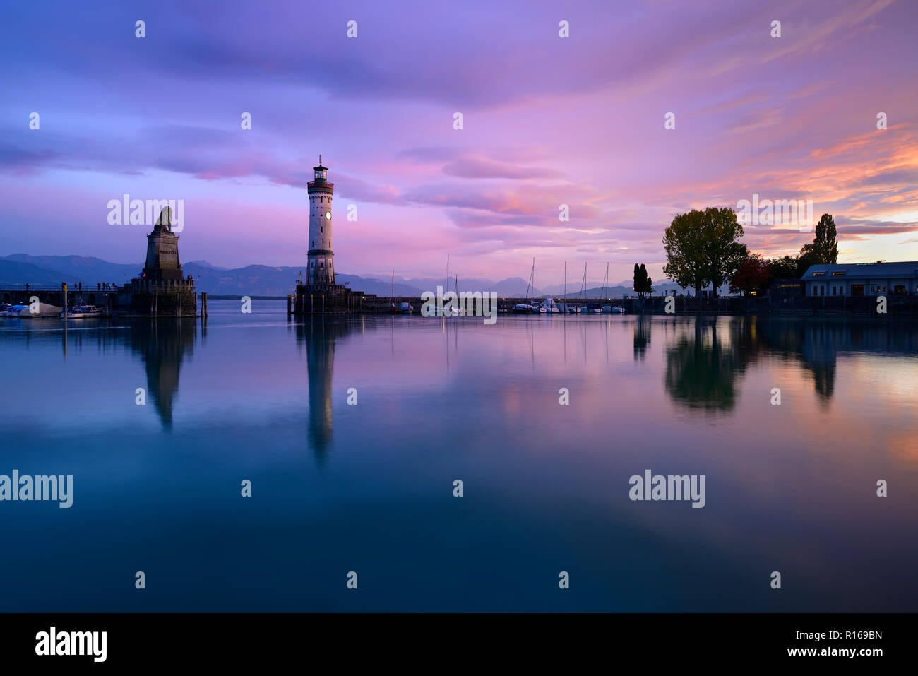 Hafen mit Leuchtturm, Sonnenuntergang, Wasser Reflexion, Lindau, Bodensee, Bayern, Deutschland Stockfoto