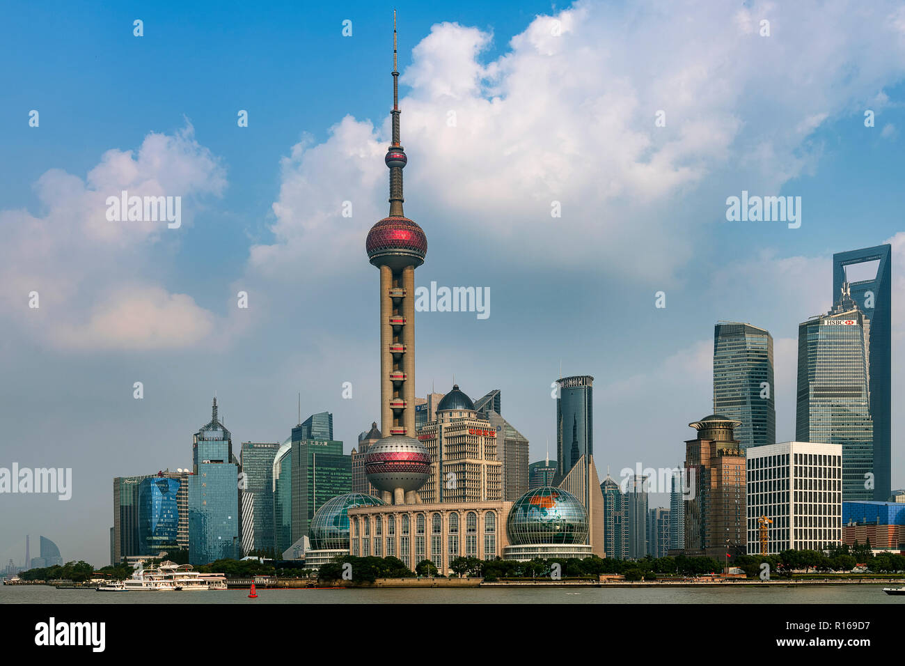 Die Skyline der Wolkenkratzer mit Fernsehturm "Oriental Pearl Tower und Shanghai Tower, Pudong, Shanghai, China Stockfoto