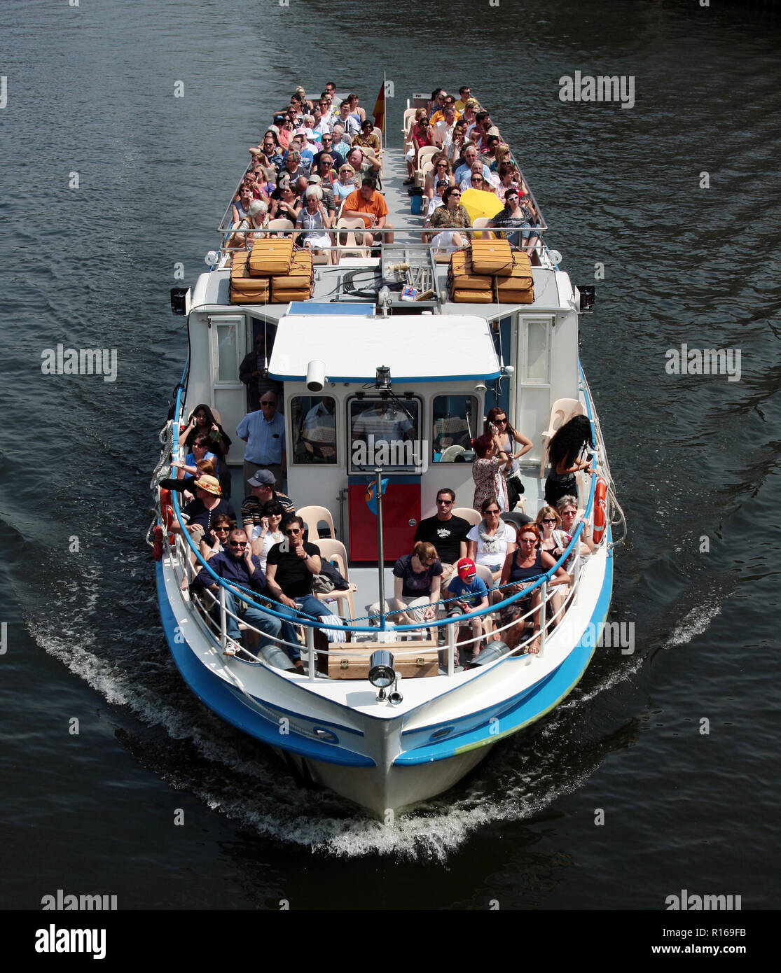 Eine Stadt River Tour Boot ist mit Touristen verpackt, wie sie auf der Spree in Berlin, Deutschland. Stockfoto