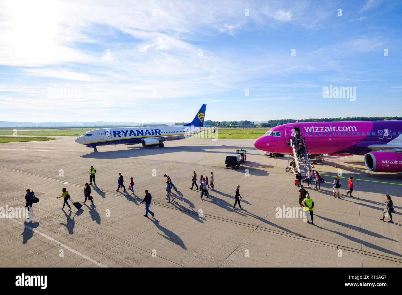 Flugzeuge der Billigflieger Ryanair und Wizz Air, Allgäu Airport, Flughafen Memmingen Munich-West, Memmingen, Unterallgäu Stockfoto