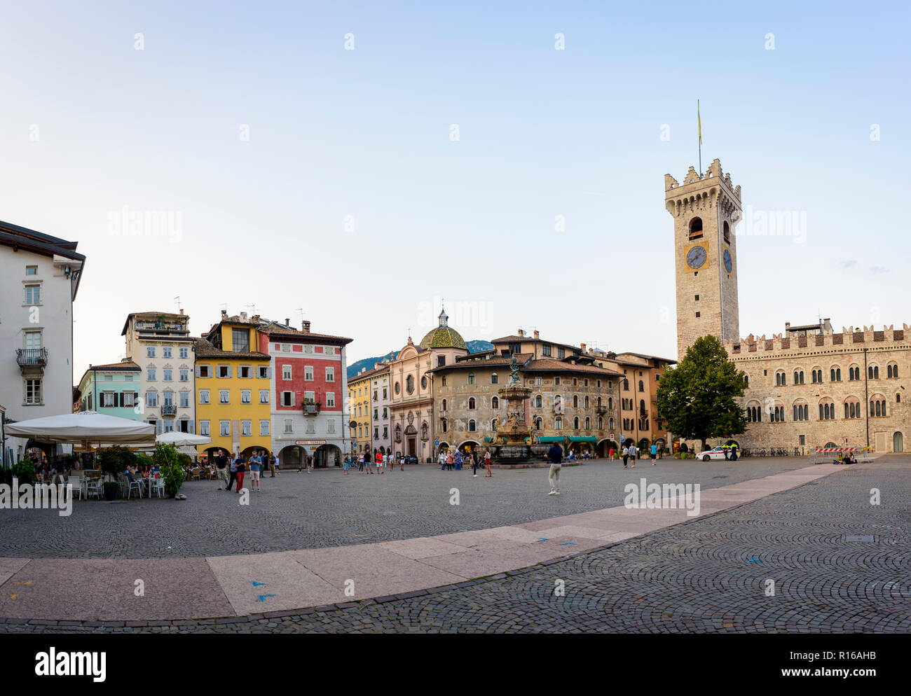 Domplatz, Piazza del Duomo, mit Neptun Brunnen Fontana del Nettuno, Sgraffito Häuser, Fall Cazuffi-Rella Stockfoto