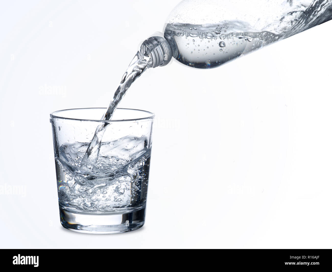 Mineralwasser wird in Glas gegossen Stockfoto