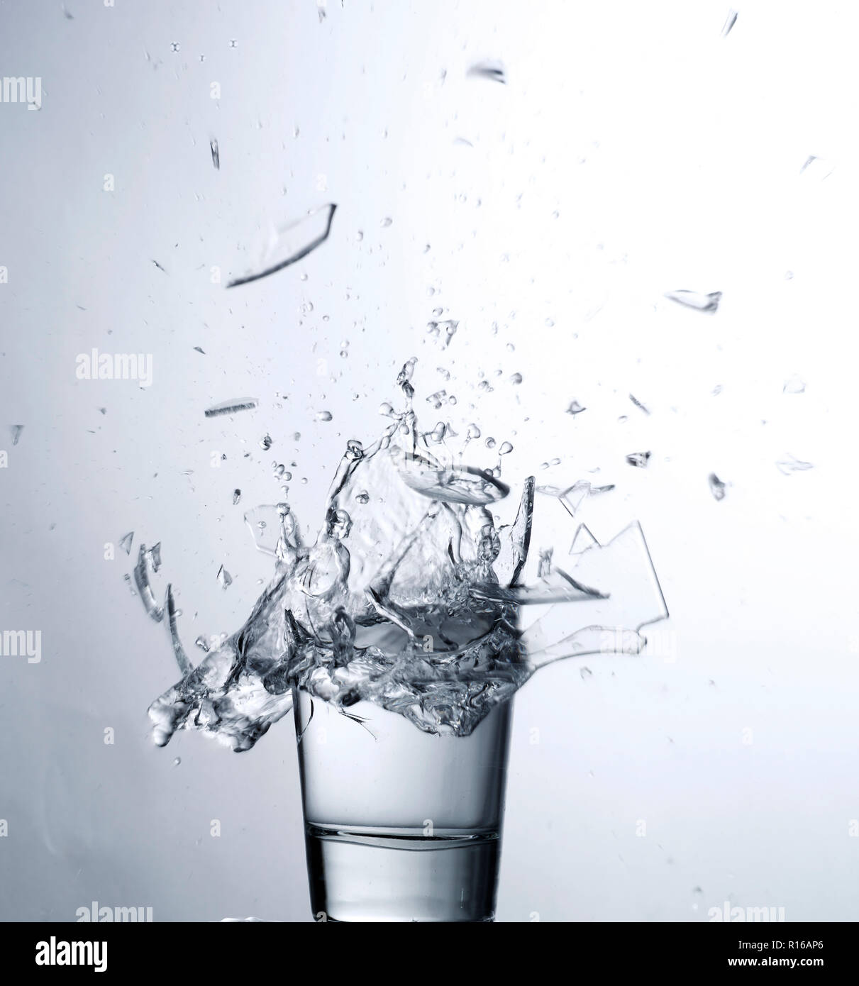 Trinkglas in Glasscherben vor weißem Hintergrund explodiert, Studio shot Stockfoto