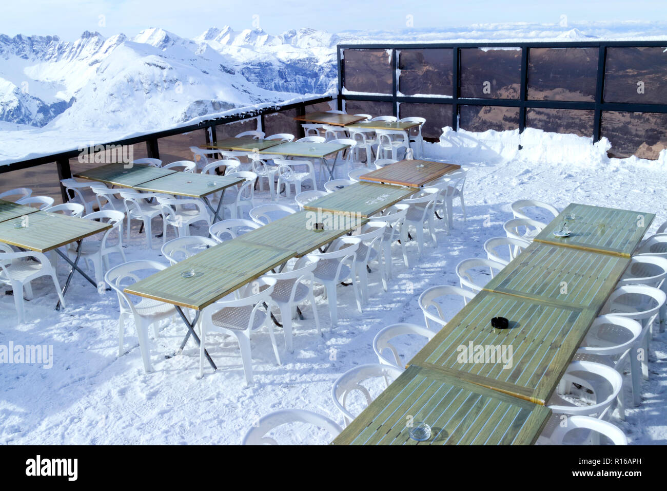 Apres Ski Restaurant an der Spitze des Berges mit Panoramablick auf die Gipfel der Alpen, Alpen, Frankreich, Stockfoto