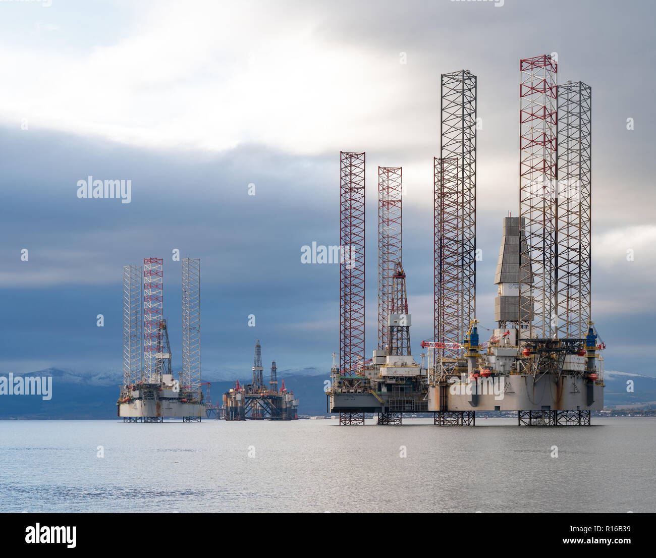 Dies ist eine Szene der Bohrinseln Anker innerhalb von Cromarty Firth am Mittwoch, den 31. Oktober 2018. Fotografiert - freie - durch JASPERIMAGE ©. Stockfoto