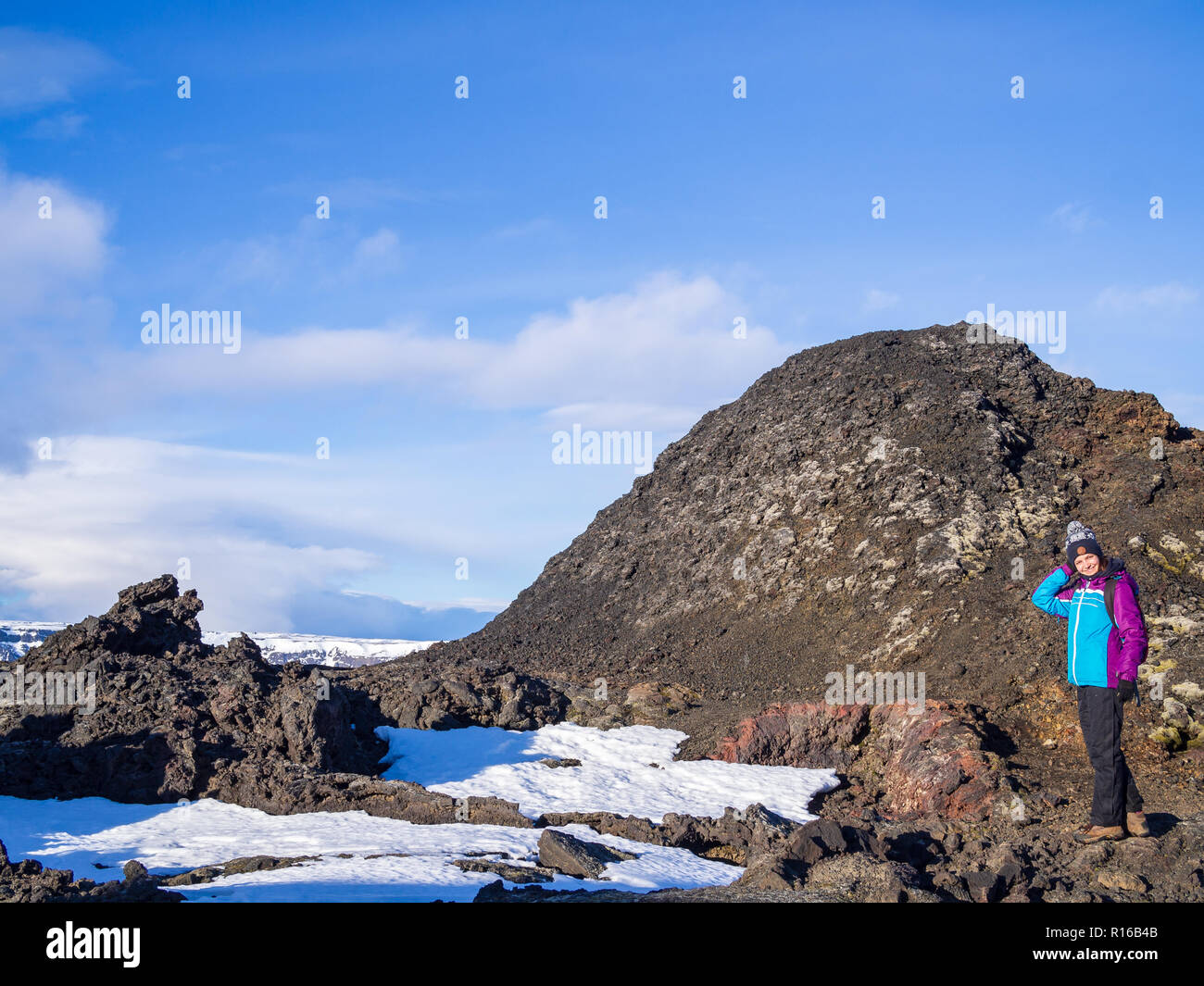 Touristische Mädchen auf der unactive Vulcano Mund, Leirhnjúkur, Krafla Vulkan, Island Stockfoto