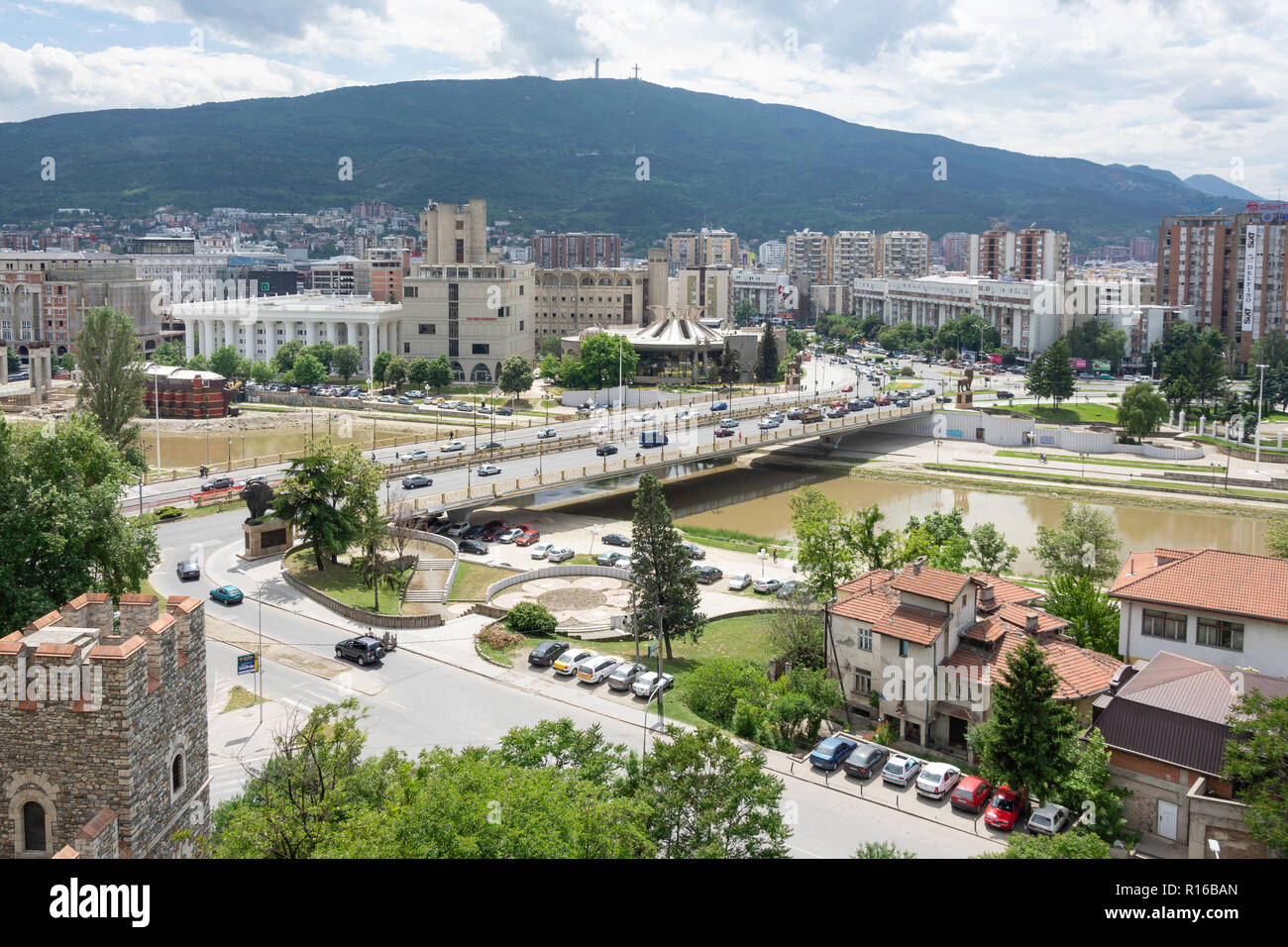 Blick auf die Stadt von der Festung Kale über den Fluss Vardar, Skopje, Skopje Region, Republik Nördlich Mazedonien Stockfoto