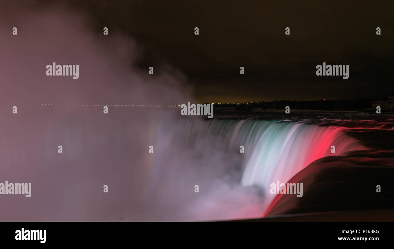 Kanadische Niagara Fälle bei Nacht von kanadischer Seite, Ontario, Kanada Stockfoto