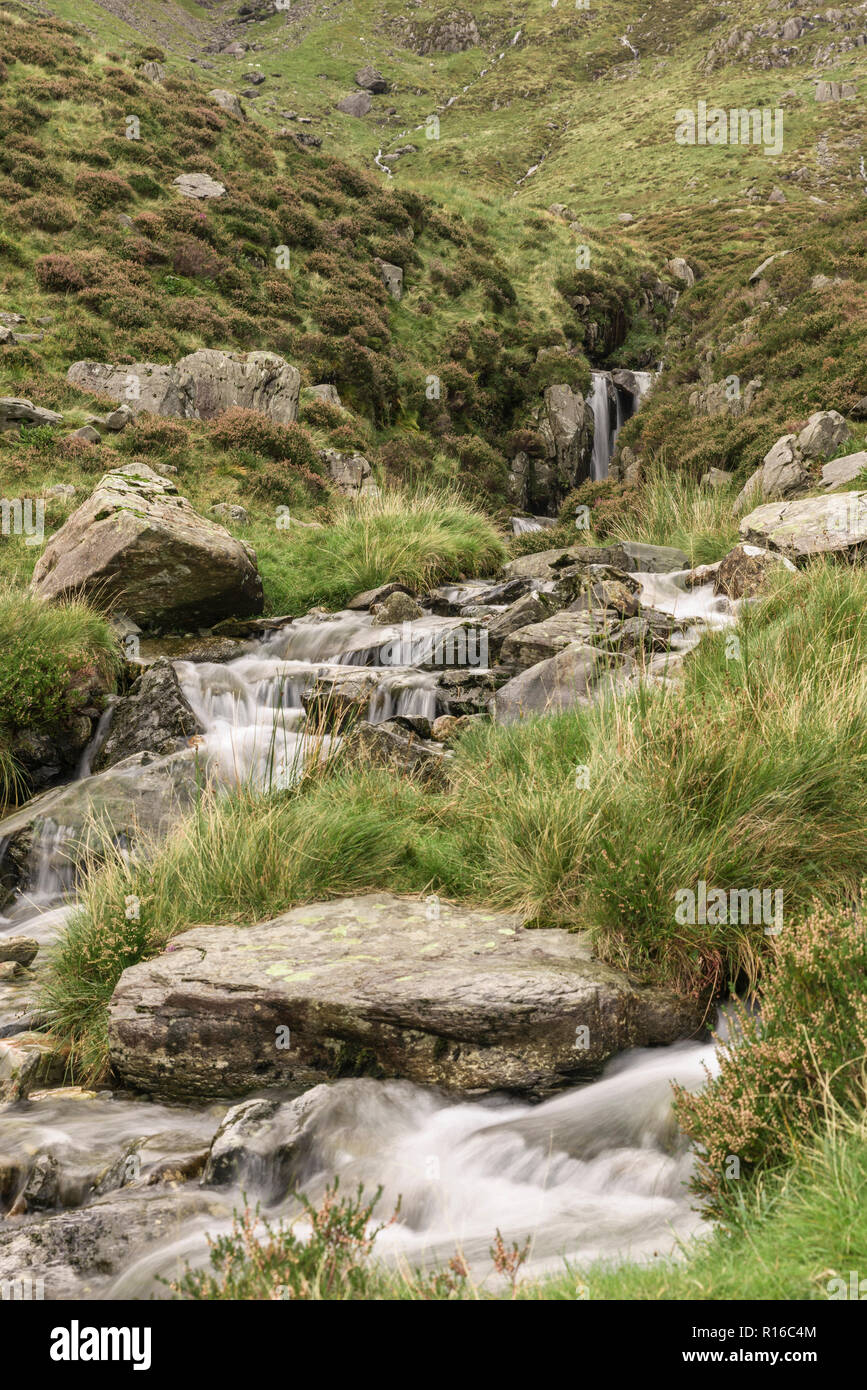 Mountain Stream auf der Cwm Idwal Track im Snowdonia National Park in Nordwales Stockfoto