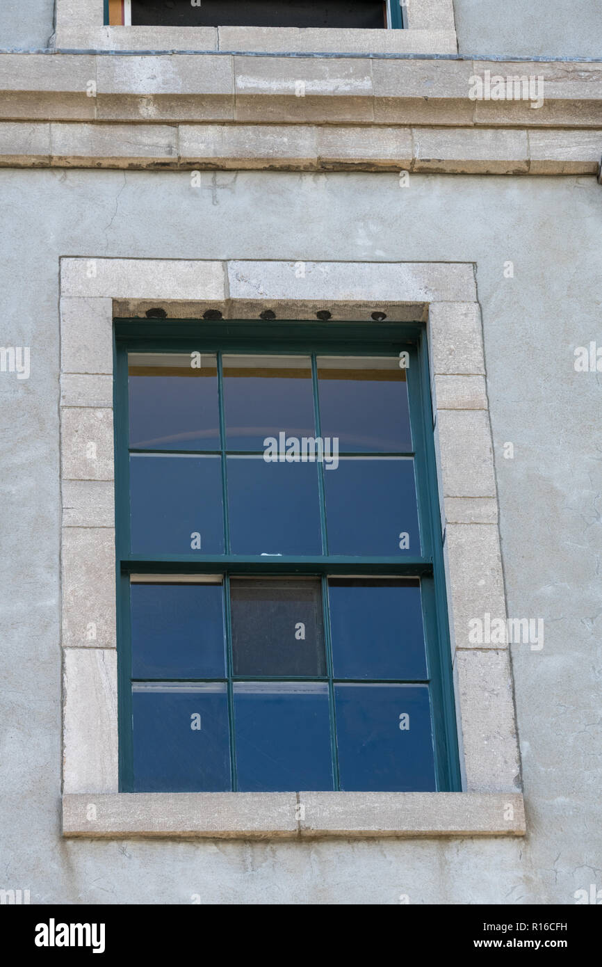 Morrin Centre Fenster mit alten Bar Löcher, Quebec, Kanada Stockfoto