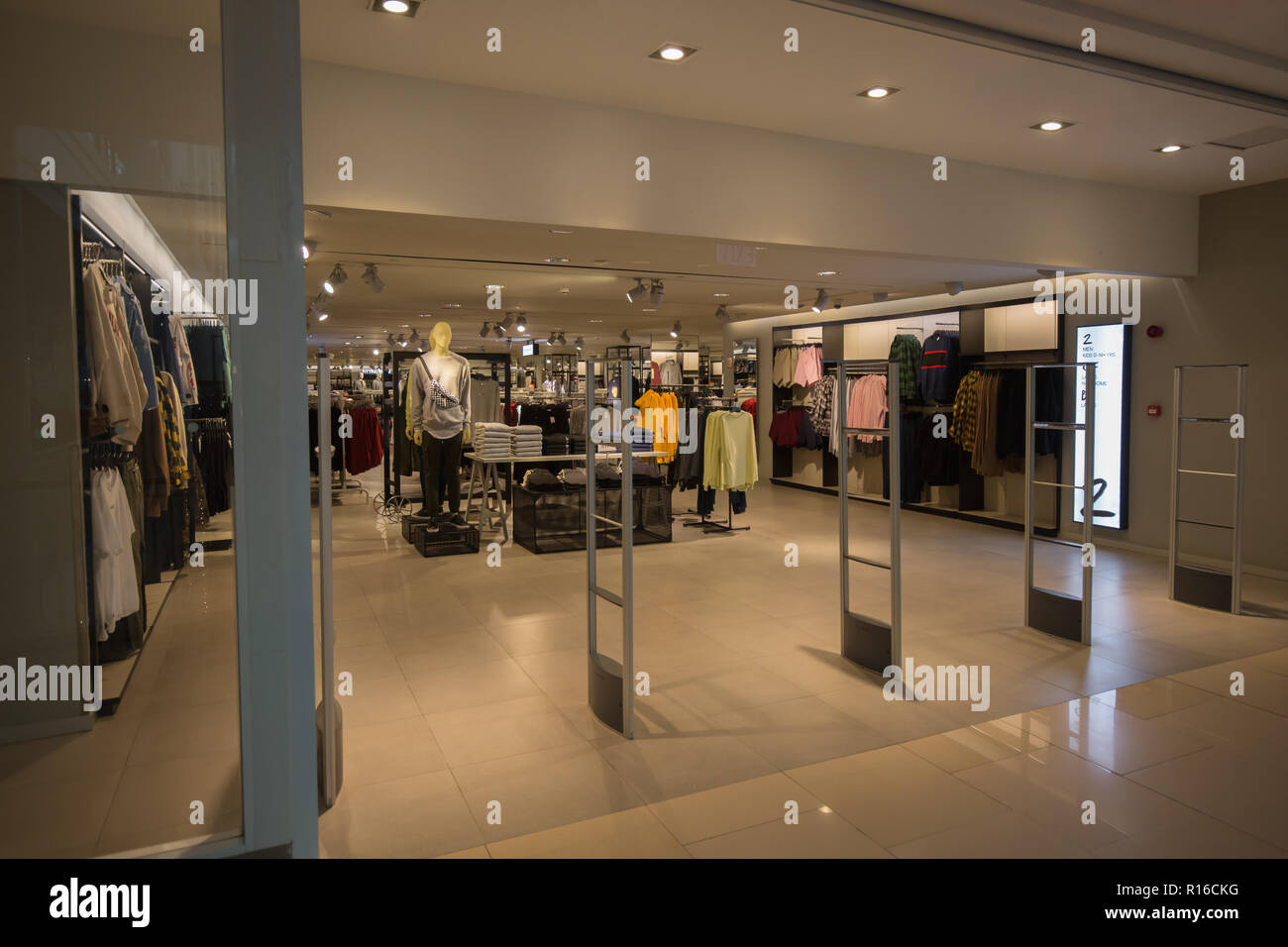 Shopping mall Eingang in ein Geschäft für Mode in Nizza Innenarchitektur Stockfoto