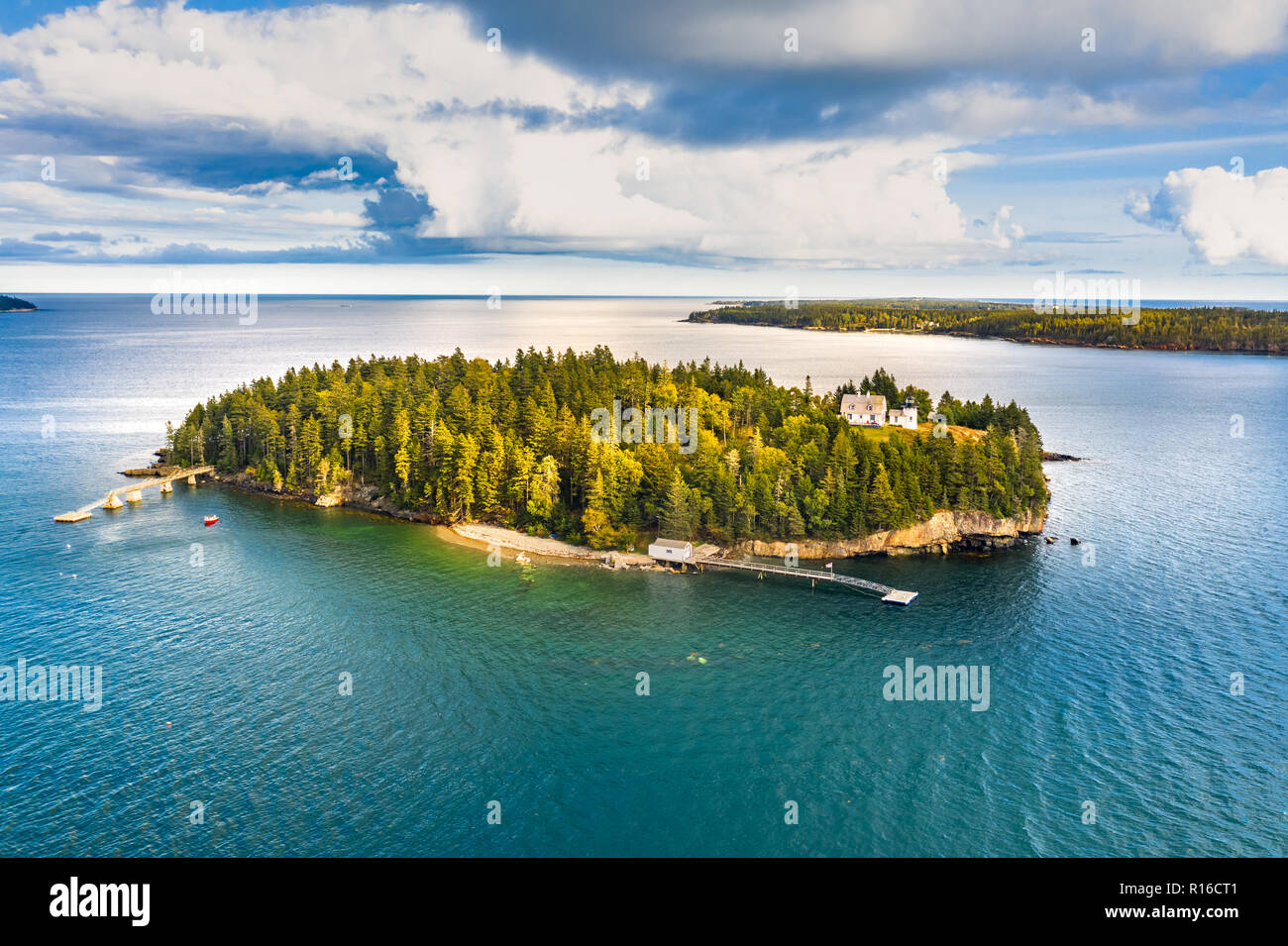 Luftaufnahme von Bear Island. Tragen Island und die Bear Island Lighthouse sind in der Gemeinschaft der Cranberry Isles, im Acadia National Park, Maine Stockfoto