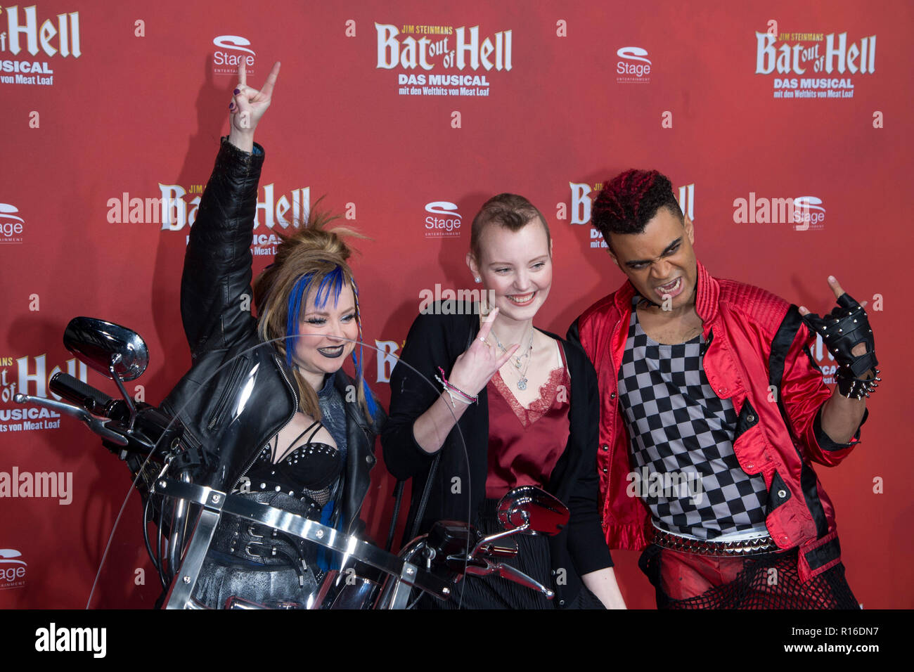 Marlene BIERWIRTH, Mitte, Blogger, Beeinflusser, Ida Linnea SVANBERG, musikalische Schauspielerin Tarquinn weiß, musikalische Schauspieler, roter Teppich, Red Carpet Show, Deutschland Premiere des Musicals "Fledermaus aus der Hölle' im Metronom Theater in Oberhausen, 08.11. 2018 | Verwendung weltweit Stockfoto