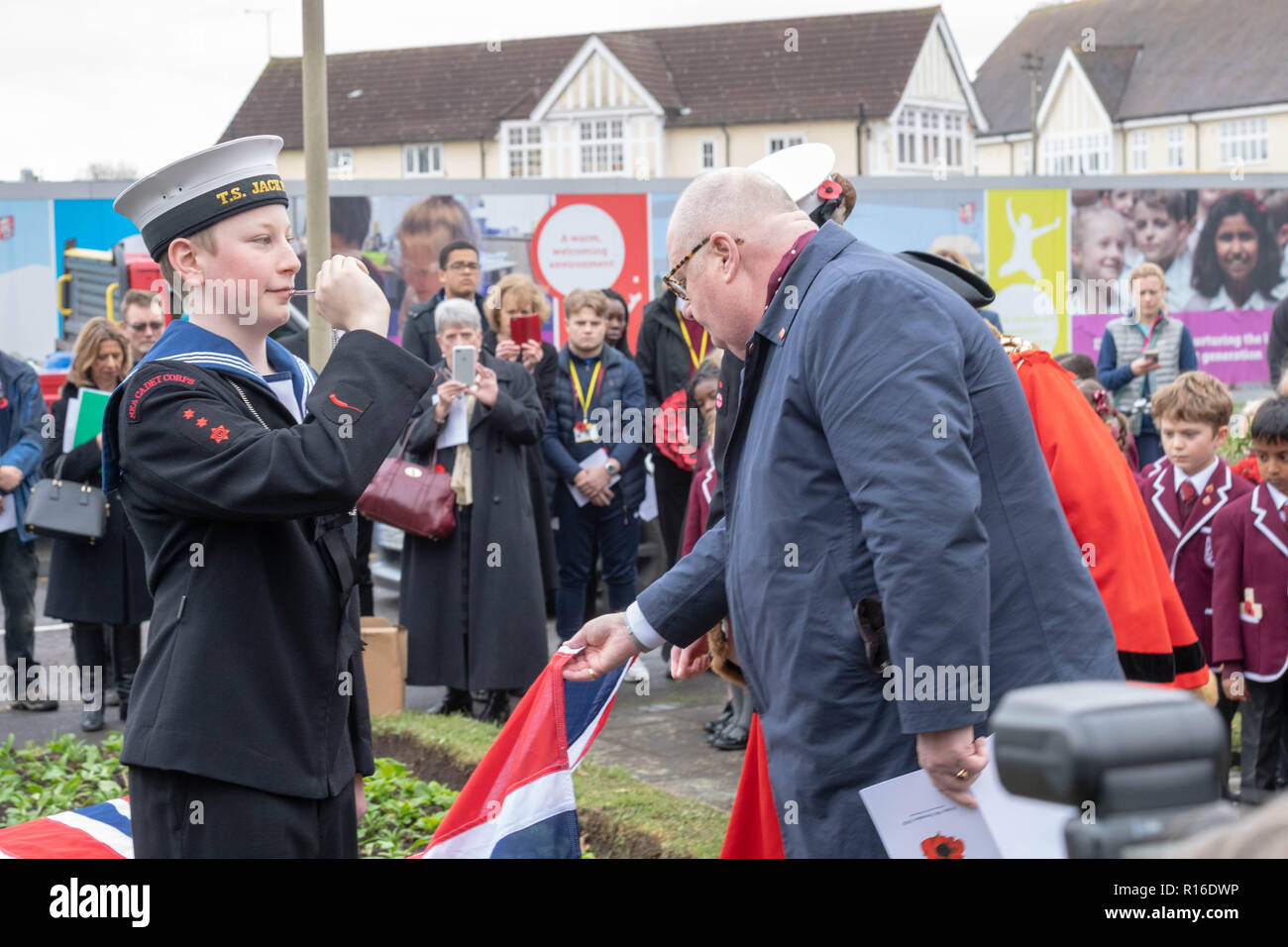 Brentwood Essex, UK, 09. November 2018, die enthüllung einer Victoria Cross Pflasterstein im Gedächtnis von Sergeant William Merrifield VC, die in Brentwood geboren wurde und gewann seine VC 1918, vor hundert Jahren. Das Denkmal wurde von der rechten Hon der Herr Pickles von Brentwood und Onger, ehemaliger Gemeinschaften Sekretärin vorgestellt. Kredit Ian Davidson/Alamy leben Nachrichten Stockfoto