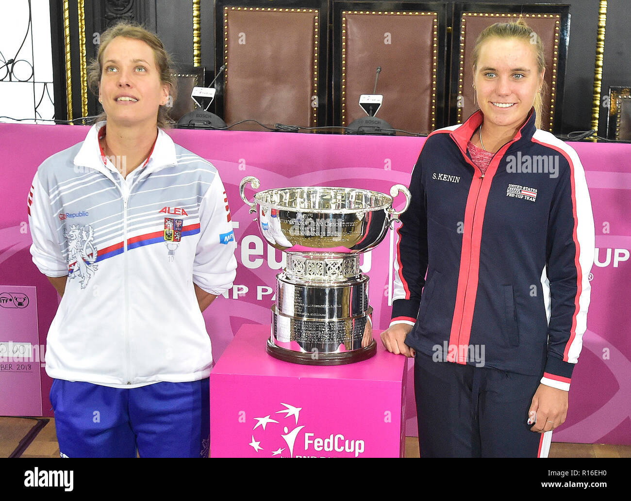 Prag, Tschechische Republik. 09 Nov, 2018. Von links Tennis Spieler Barbora Strycova (CZE) und SOFIA KENIN (USA) für Fotografen während der Ziehung der Tschechischen Republik darstellen vs USA tennis Fed Cup Finale in Prag, Tschechische Republik, November 9, 2018. Credit: Roman Vondrous/CTK Photo/Alamy leben Nachrichten Stockfoto