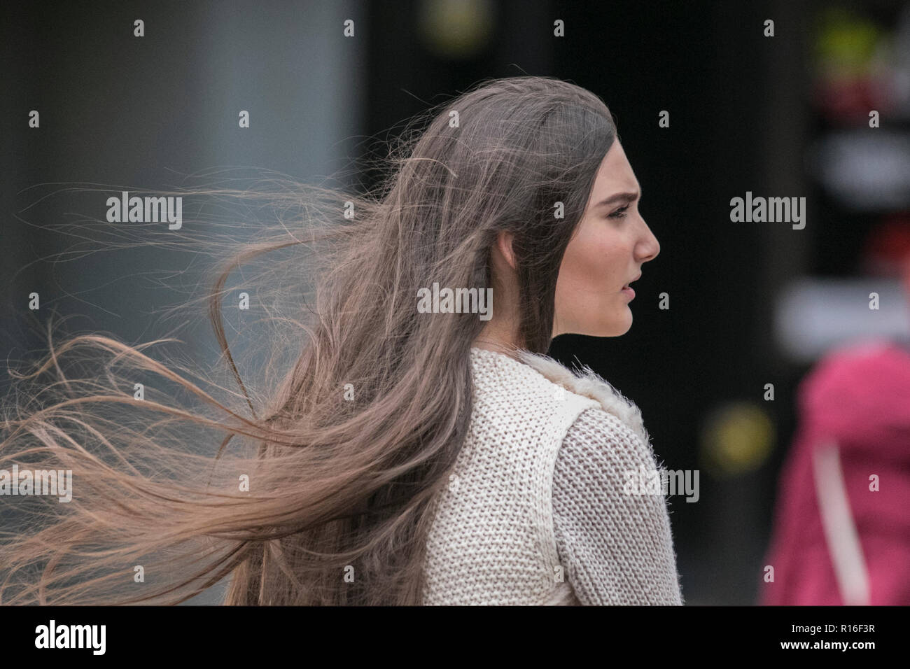 Wind Fegte Das Haar Stockfotos Und Bilder Kaufen Alamy