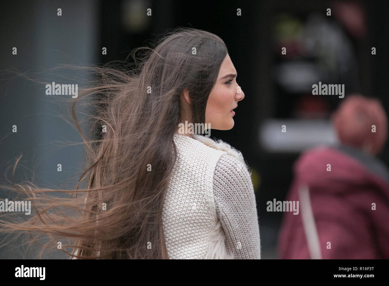 Wind Fegte Das Haar Stockfotos Und Bilder Kaufen Alamy