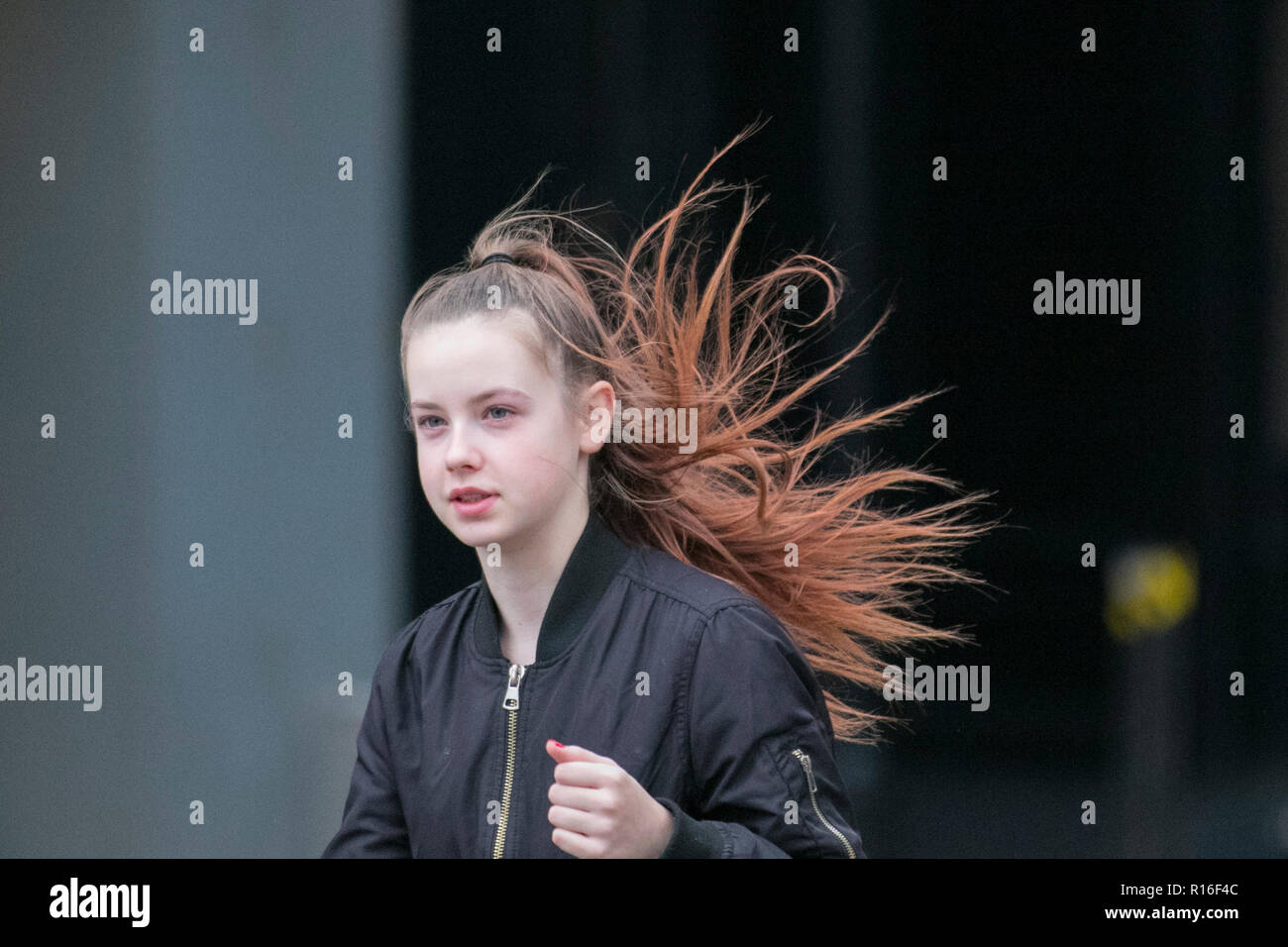 Wind Fegte Das Haar Stockfotos Und Bilder Kaufen Alamy