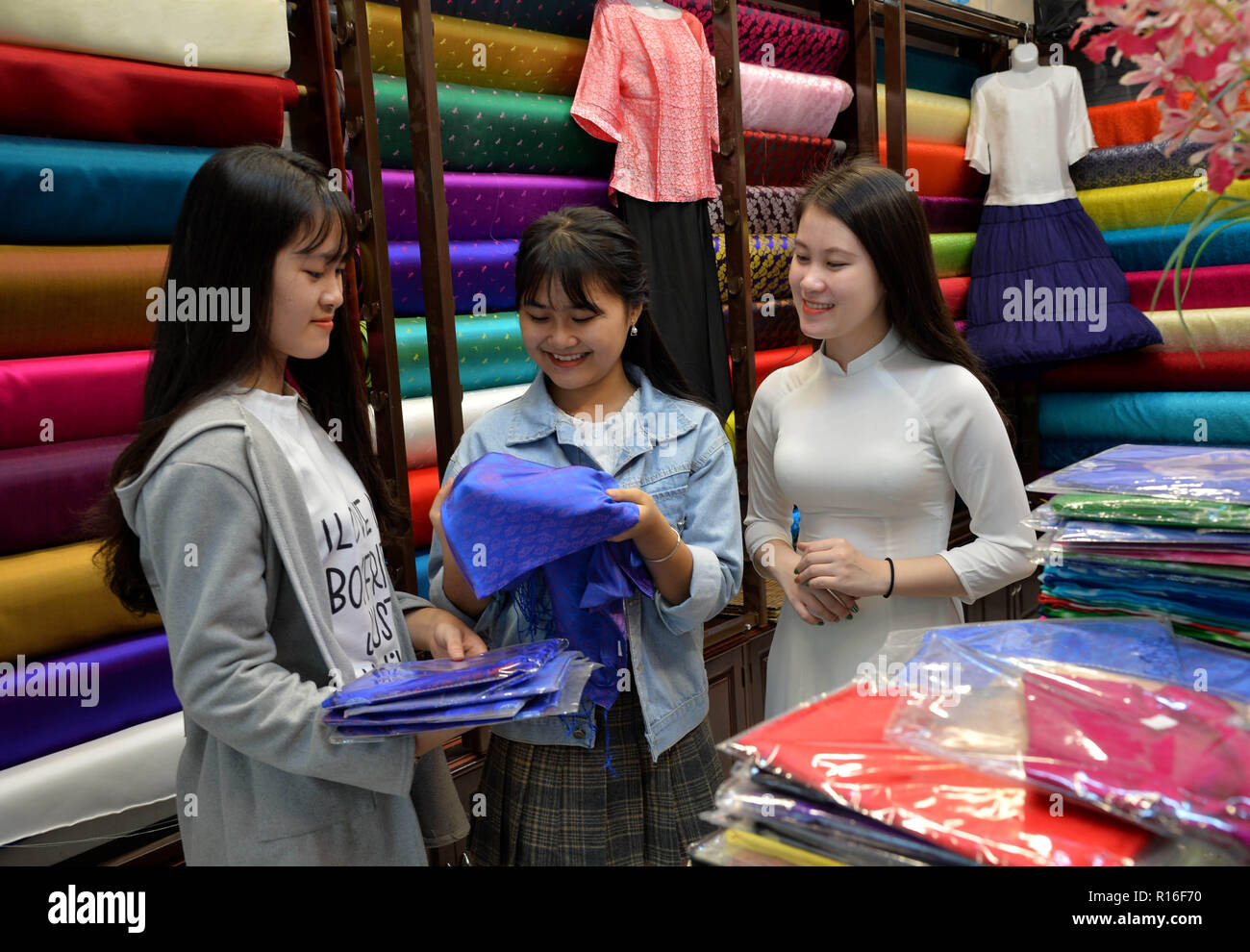 Hanoi, Vietnam. 8 Nov, 2018. Mädchen wählen Seide bei Van Phuc Seide Dorf in Hanoi, Vietnam, an November 8, 2018. Van Phuc ist eine der bekanntesten und ältesten Seide - Weberei Dorf in Vietnam. Ihre Produkte sind nicht nur vielfältig in Vietnam verzehrt, aber auch in vielen anderen Ländern und Regionen in der ganzen Welt exportiert. Credit: Ngo Minh Tien/Xinhua/Alamy leben Nachrichten Stockfoto