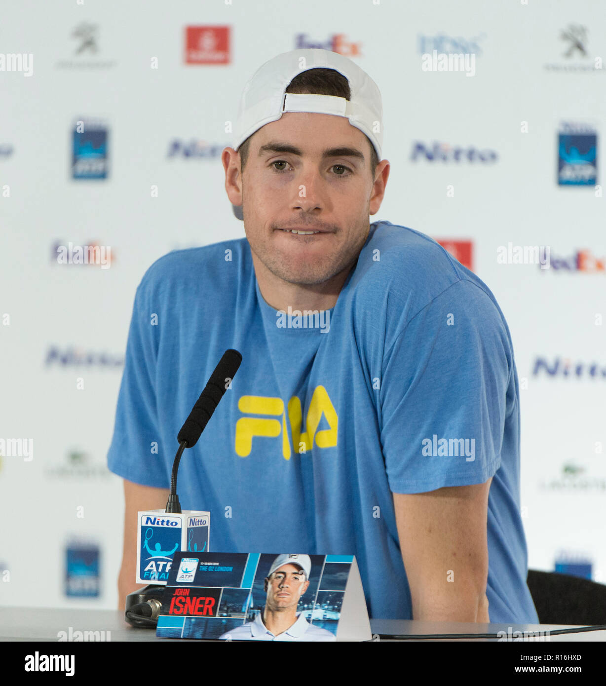 O2, London, UK. 9. November 2018. Top 8 Mens Singles Spieler treffen die Medien vor 8 Tag Turnier in der O2 Arena in London beginnt. John Isner (USA), weltweit die Nummer 8. Credit: Malcolm Park/Alamy Leben Nachrichten. Stockfoto