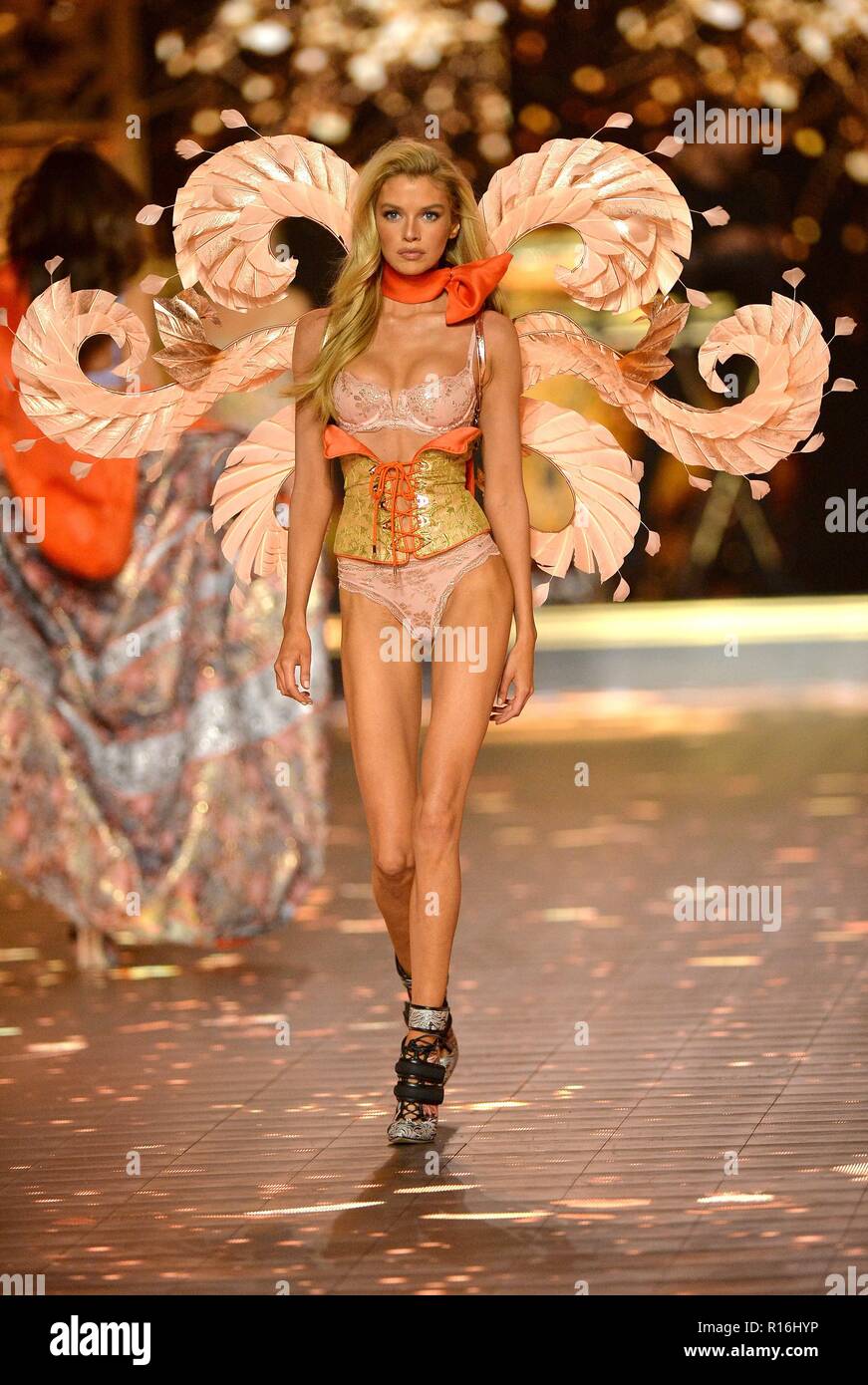 Stella Maxwell auf der Landebahn für 2018 Victoria's Secret Fashion Show - Start- und Landebahn, Pier 94, New York, NY, 8. November 2018. Foto: Kristin Callahan/Everett Collection Stockfoto