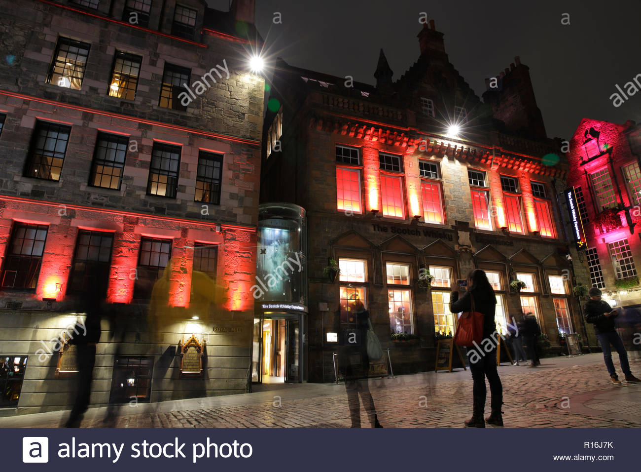 Edinburgh, Vereinigtes Königreich. 9. November 2018. Schottische Poppy Appeal, Kampagne, Sehenswürdigkeiten Gebäude beleuchtet in Rot. Royal Mile mit Scotch Whisky Erfahrung und Witchery. Quelle: Craig Brown/Alamy Leben Nachrichten. Stockfoto