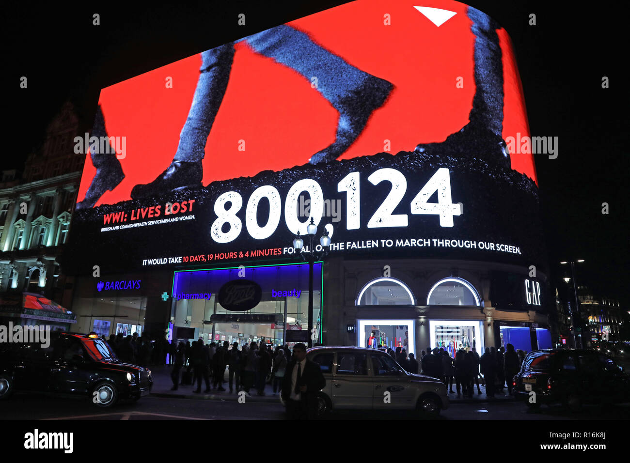 London, Großbritannien. 9 Nov, 2018. Die Bildschirme der Piccadilly Circus vertauscht Werbung für Waffenstillstand Nachrichten und Marching Fuß vor zwei Minuten Stille, um 19.00 Uhr im Gedenken an den 100. Jahrestag des Waffenstillstandes am Piccadilly Circus in London beobachtet. Menschenmassen versammelt, als der Klang marschierender Füße durch die umliegenden Straßen hallte zu beobachten. Quelle: Paul Brown/Alamy leben Nachrichten Stockfoto