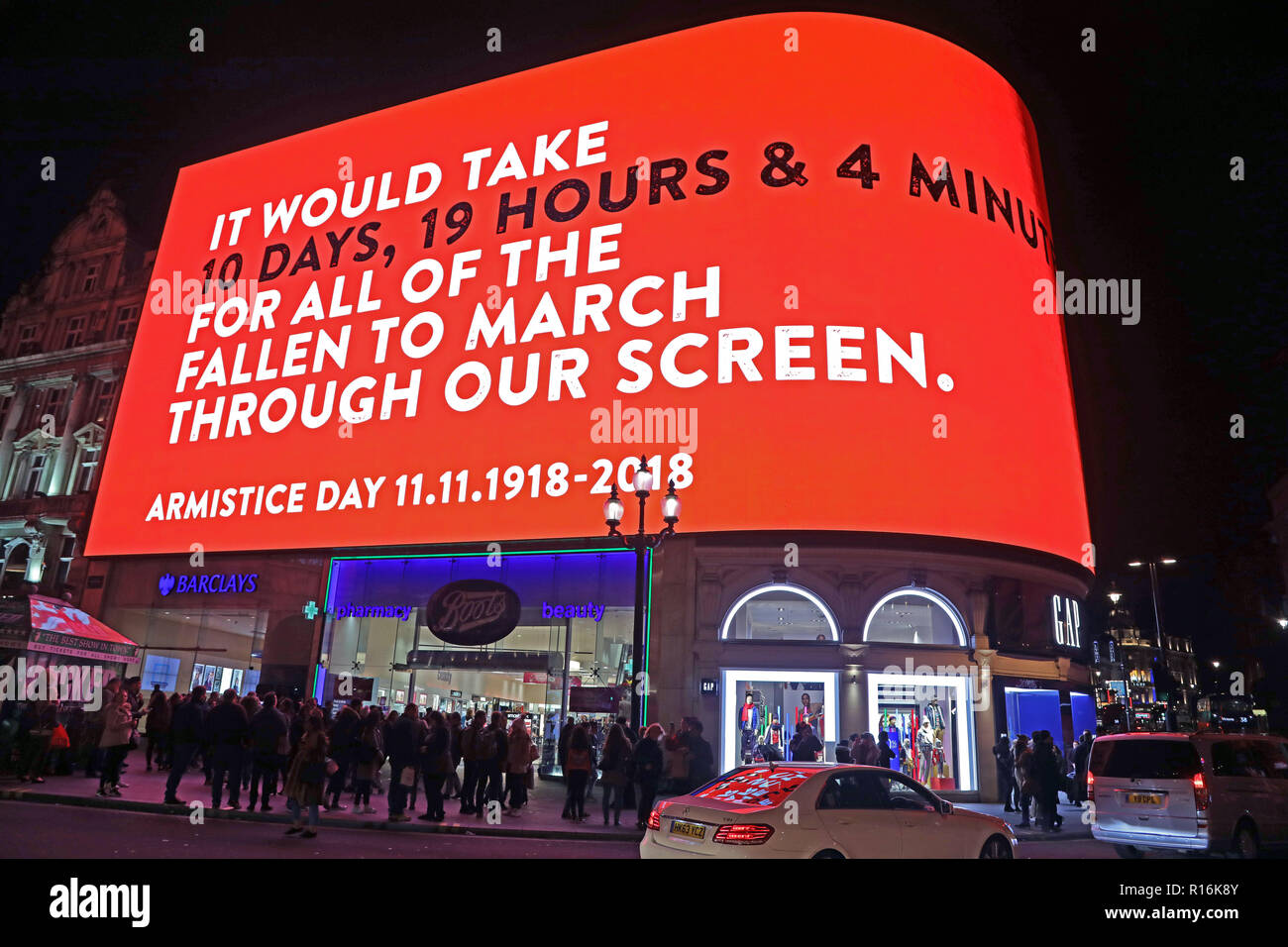 London, Großbritannien. 9 Nov, 2018. Die Bildschirme der Piccadilly Circus vertauscht Werbung für Waffenstillstand Nachrichten und Marching Fuß vor zwei Minuten Stille, um 19.00 Uhr im Gedenken an den 100. Jahrestag des Waffenstillstandes am Piccadilly Circus in London beobachtet. Menschenmassen versammelt, als der Klang marschierender Füße durch die umliegenden Straßen hallte zu beobachten. Quelle: Paul Brown/Alamy leben Nachrichten Stockfoto