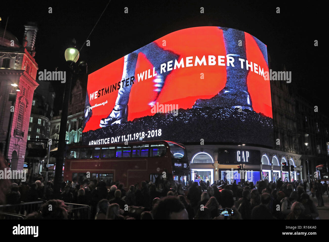 London, Großbritannien. 9 Nov, 2018. Die Bildschirme der Piccadilly Circus vertauscht Werbung für Waffenstillstand Nachrichten und Marching Fuß vor zwei Minuten Stille, um 19.00 Uhr im Gedenken an den 100. Jahrestag des Waffenstillstandes am Piccadilly Circus in London beobachtet. Menschenmassen versammelt, als der Klang marschierender Füße durch die umliegenden Straßen hallte zu beobachten. Quelle: Paul Brown/Alamy leben Nachrichten Stockfoto