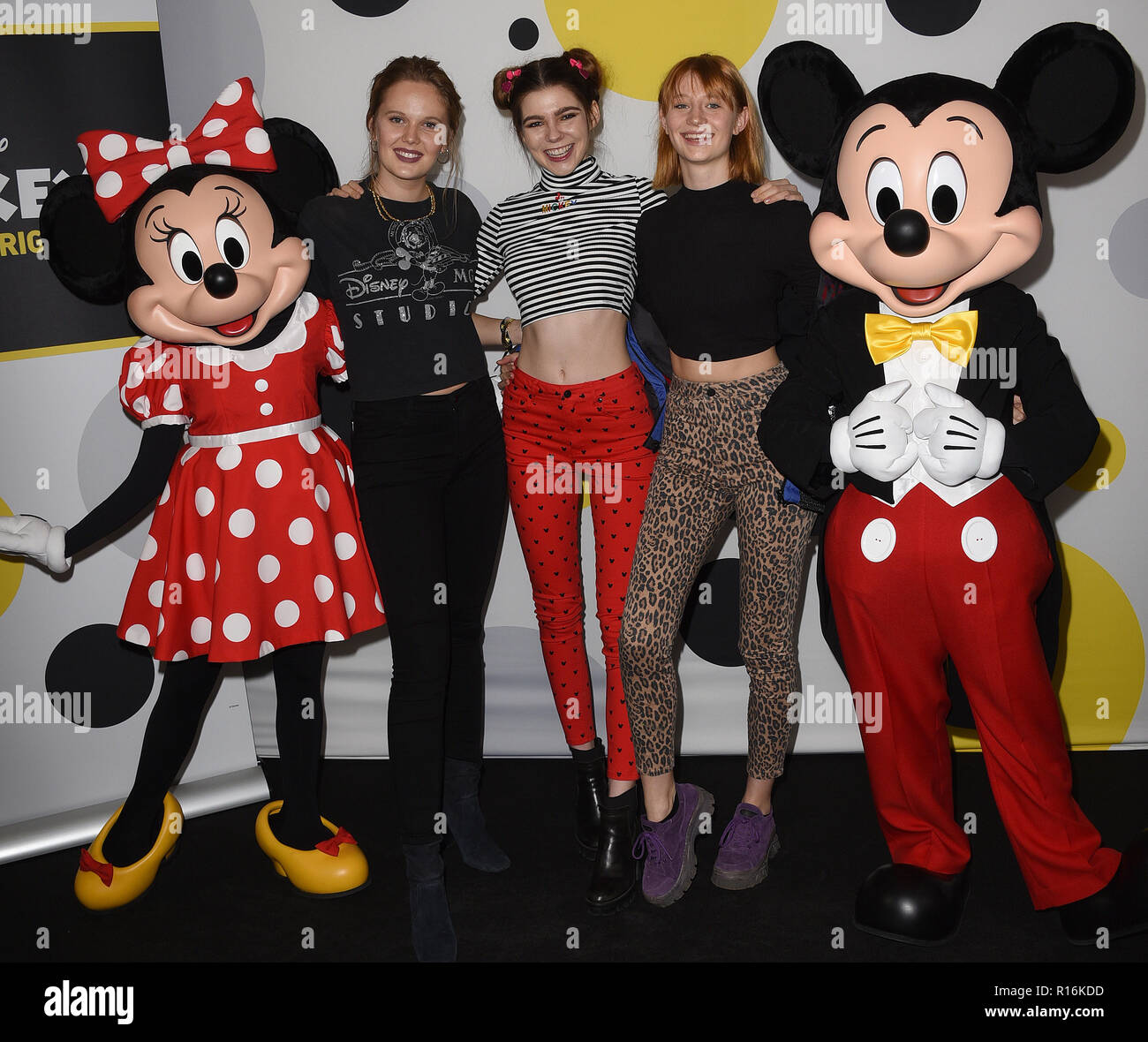 09.November 2018, Bayern, München: Germanys Next Top Models Pia Riegel (v-l), Klaudia Giez und Trixi Giese auf der 90th Anniversary Party von Walt Disney's Mickey Mouse. Walt Disneys Comicfigur Weltpremiere vor 90 Jahren in den teamboat Willie". Foto: Volker Dornberger/dpa Stockfoto