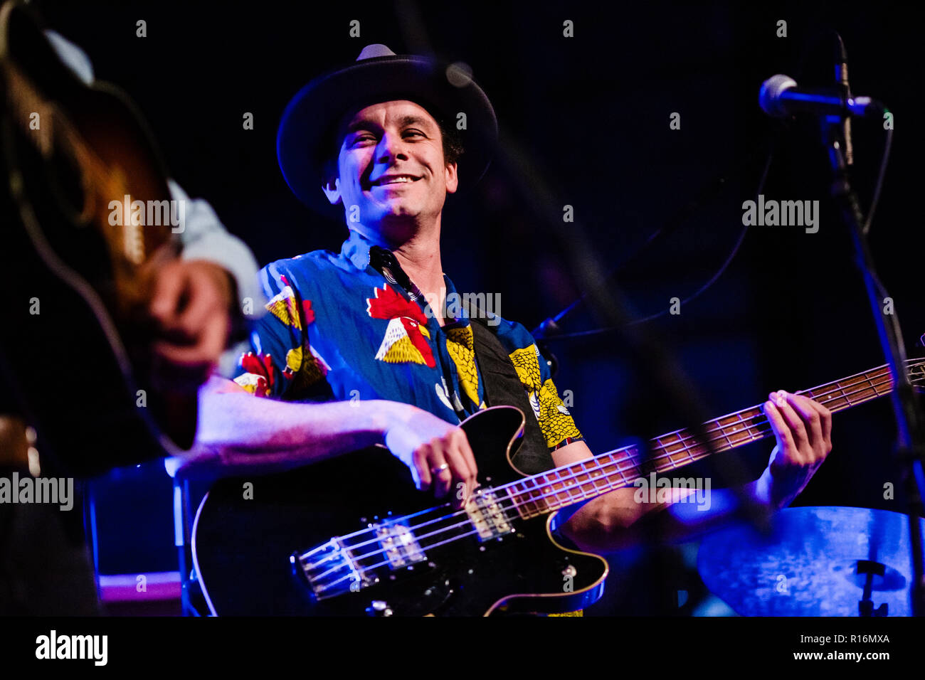 Cambridge, Großbritannien. 9. November 2018. Österreichs Chris Comper aka Prinz Grizzly mit Band live im Cambridge Corn Exchange. Prinz Grizzly unterstützt derzeit Seasick Steve. Richard Etteridge/Alamy leben Nachrichten Stockfoto