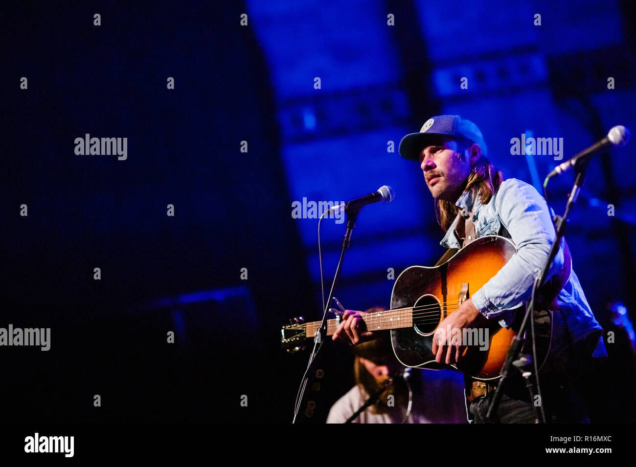 Cambridge, Großbritannien. 9. November 2018. Österreichs Chris Comper aka Prinz Grizzly mit Band live im Cambridge Corn Exchange. Prinz Grizzly unterstützt derzeit Seasick Steve. Richard Etteridge/Alamy leben Nachrichten Stockfoto