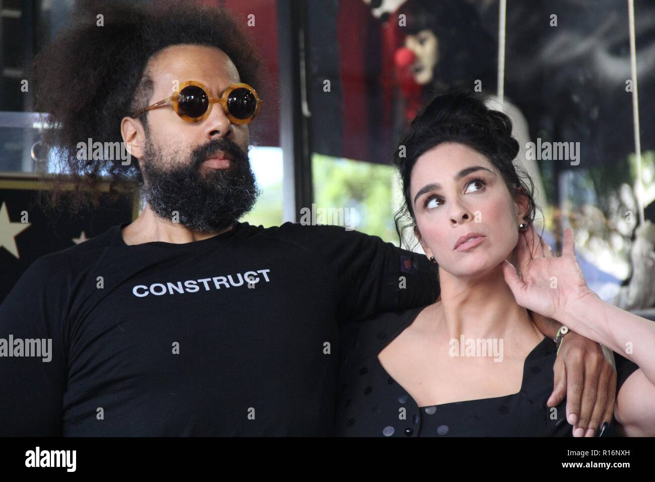 Hollywood, Kalifornien, USA. 8 Nov, 2018. Ich 16017 CHW. Hollywood Handelskammer ehrt Schauspieler Sarah Silverman mit Stern auf dem Hollywood Walk of Fame .6600 Hollywood Boulevard vor der Hollywood Spielzeug & Kostüm Shop, Hollywood, Kalifornien, USA 11/09/2018. Reggie Watts und Sarah Silverman. © Clinton H. Wallace/Photomundo International / Fotos inkl Credit: Clinton Wallace/Kugel Fotos/ZUMA Draht/Alamy leben Nachrichten Stockfoto