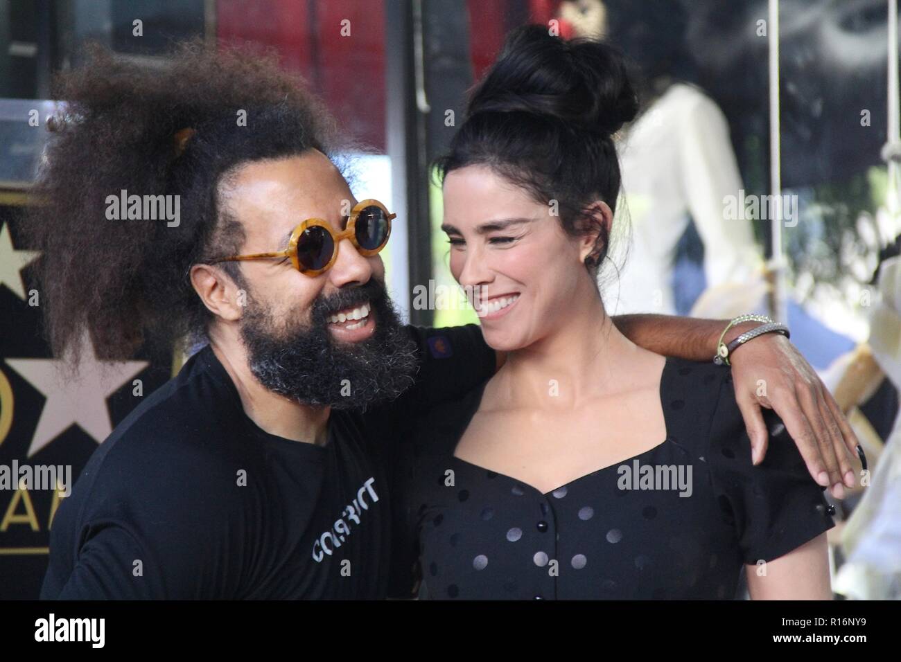 Hollywood, Kalifornien, USA. 8 Nov, 2018. Ich 16017 CHW. Hollywood Handelskammer ehrt Schauspieler Sarah Silverman mit Stern auf dem Hollywood Walk of Fame .6600 Hollywood Boulevard vor der Hollywood Spielzeug & Kostüm Shop, Hollywood, Kalifornien, USA 11/09/2018. Reggie Watts und Sarah Silverman. © Clinton H. Wallace/Photomundo International / Fotos inkl Credit: Clinton Wallace/Kugel Fotos/ZUMA Draht/Alamy leben Nachrichten Stockfoto