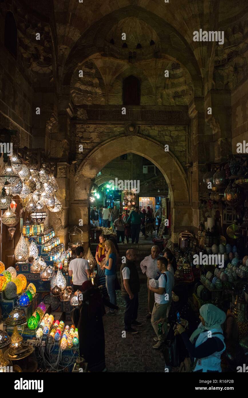Kairo, Ägypten. 9 Nov, 2018. Touristen wählen Sie im arabischen Stil Kronleuchter an der berühmten souk Khan el-Khalili zu kaufen Lokales Kunsthandwerk und Souvenirs in Kairo, Ägypten, am 9. November 2018. Credit: Meng Tao/Xinhua/Alamy leben Nachrichten Stockfoto
